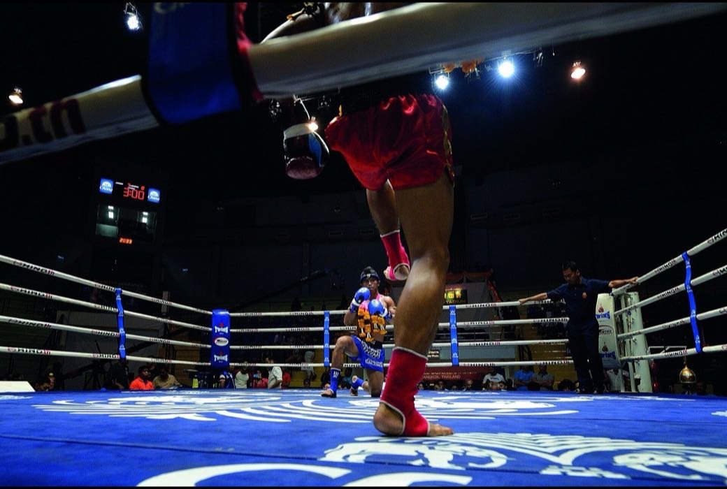 Kampfsportler im Ring w&auml;hrend eines Abendkampfs