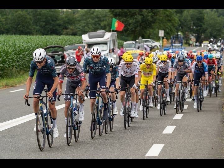Radsport-Peloton mit gelbem Trikot auf einer Landstrasse