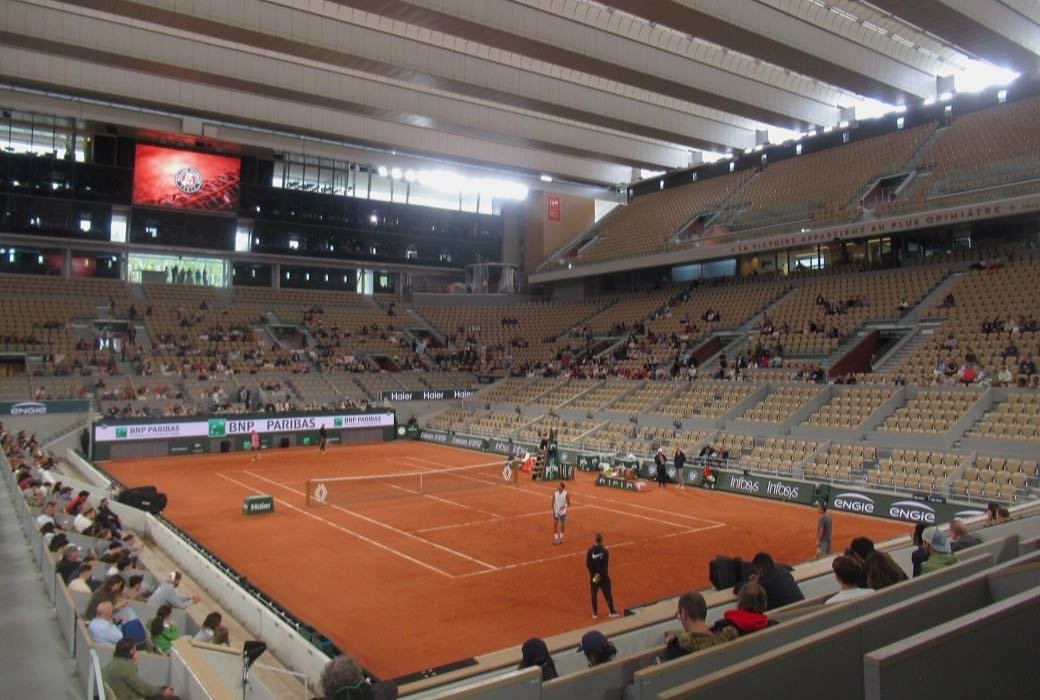 Grand-Slam-Tennisstadion mit Sandplatz w&auml;hrend eines Matches